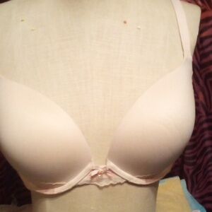 Victoria's Secret bra with under wire. NWOT 38D.